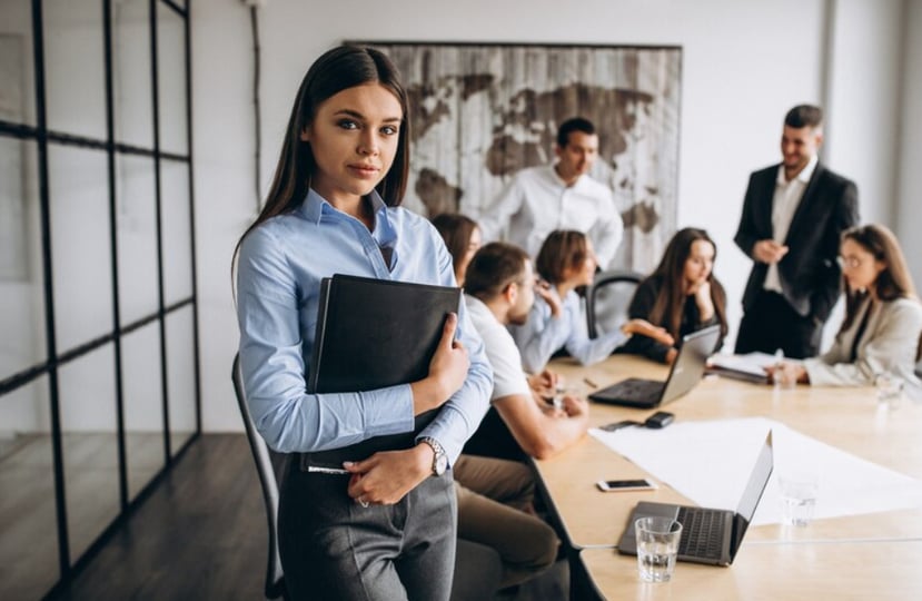 mujer con carpeta en grupo de personas en recursos humanos - Disrupción Aplicada a Recursos Humanos