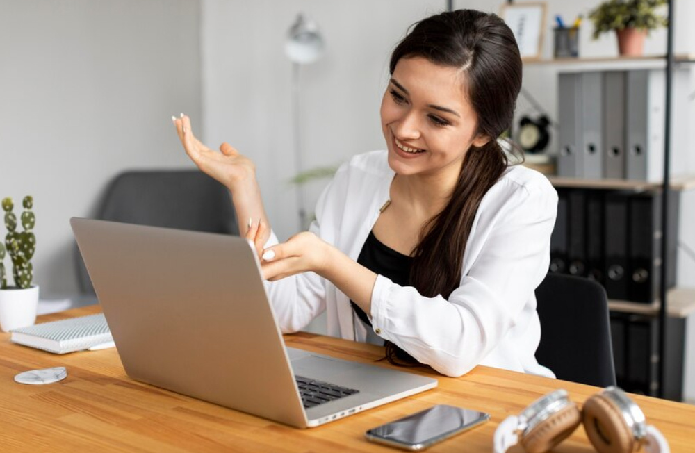 mujer haciendo teletrabajo - Ventajas de implementar home office