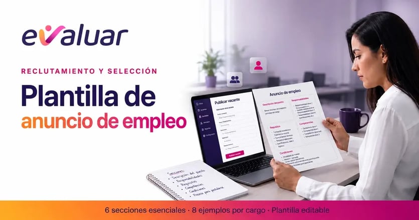 Profesional de RRHH revisando un anuncio de empleo dividido en secciones junto a una laptop con el formulario de publicación de vacante