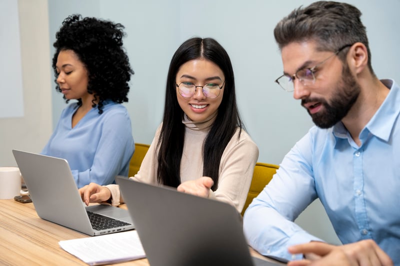 equipo de trabajo haciendo un test de confiabilidad