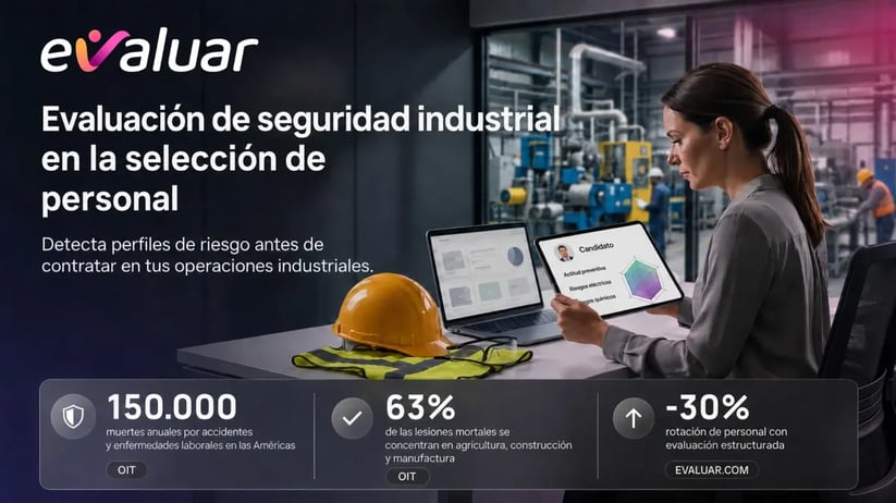 Supervisor industrial revisando resultados de evaluación de seguridad industrial en pantalla con datos de la OIT
