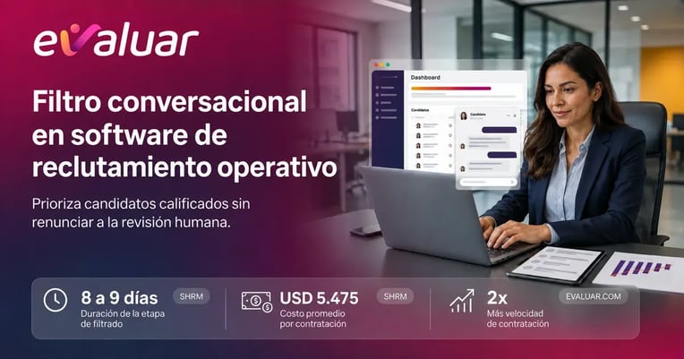 Profesional de RRHH revisa el filtro conversacional del software de reclutamiento operativo con métricas de selección