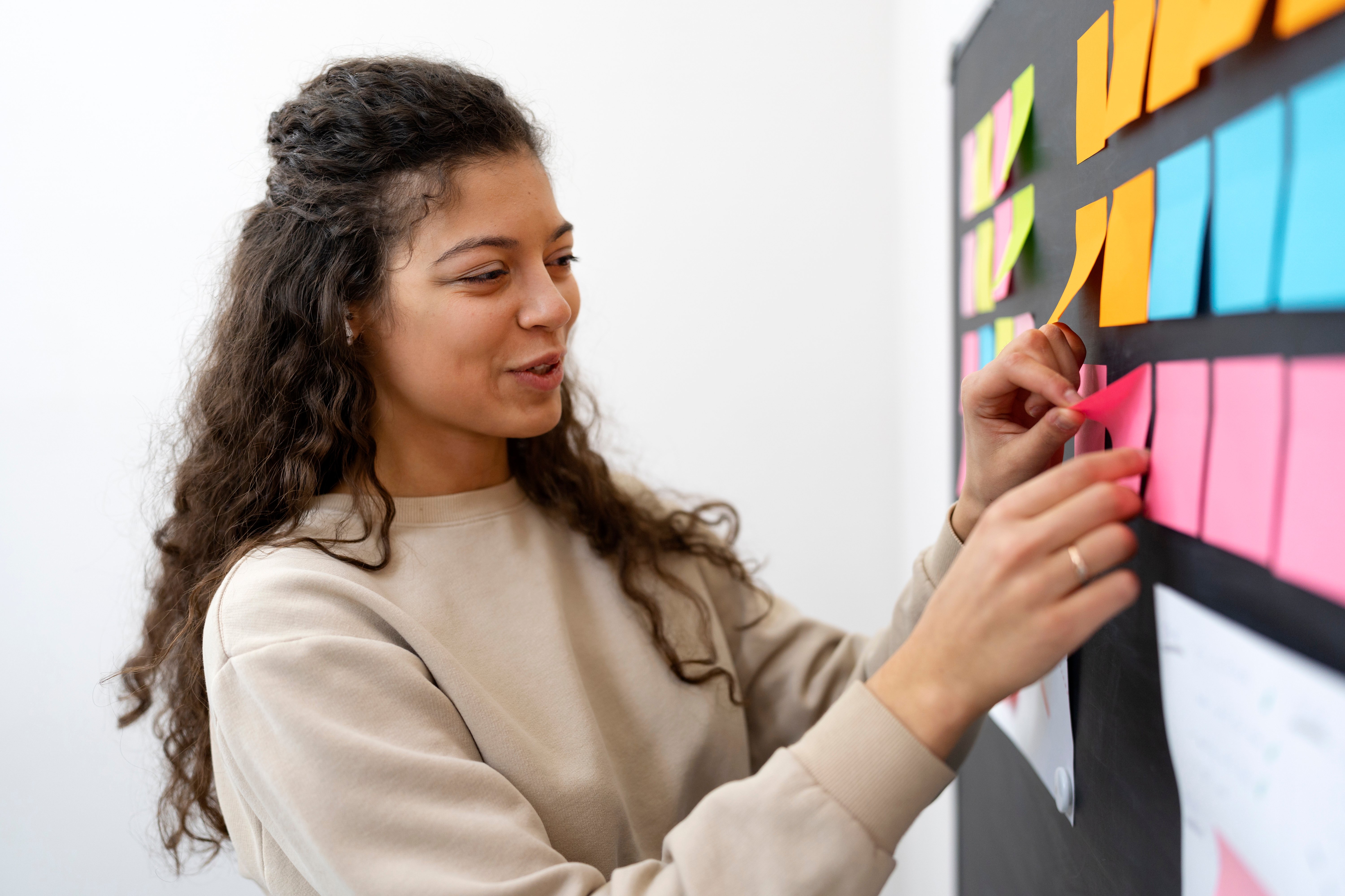 medium-shot-smiley-woman-sticking-post-it