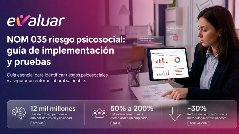Profesional de RRHH revisando el cumplimiento de la NOM 035 riesgo psicosocial en un panel digital de resultados