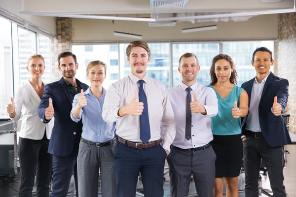 personas-negocios-puestas-fila-pulgar-arriba