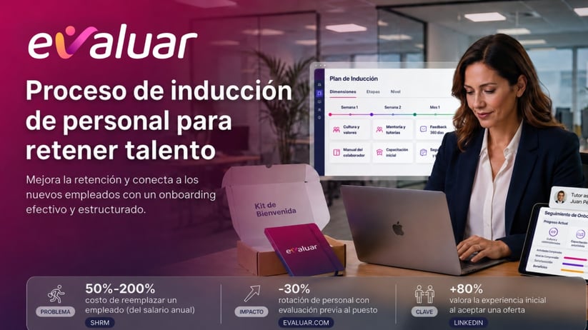 Profesional de RRHH revisa en pantalla el proceso de inducción de personal con métricas de retención y rotación de Evaluar