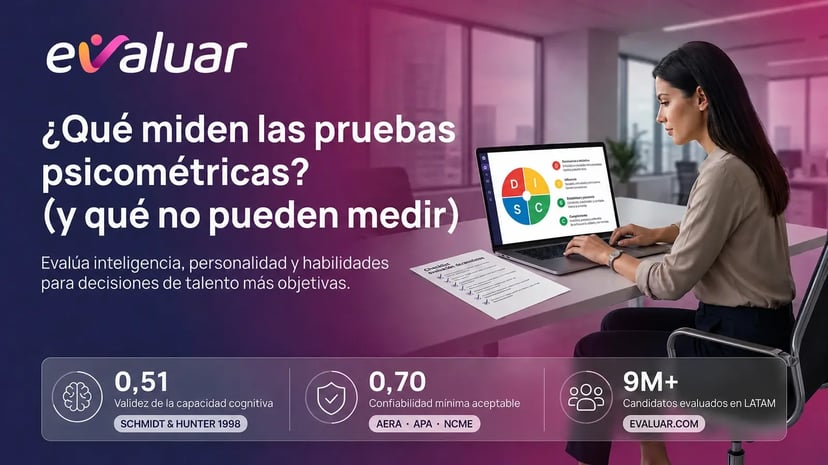 Especialista de RRHH revisa en pantalla el informe de una prueba psicométrica con puntajes por dimensión