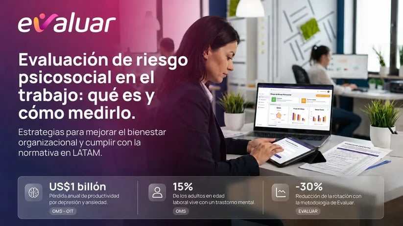 Profesional de RRHH revisa un tablero de evaluación del riesgo psicosocial en el trabajo con datos de bienestar